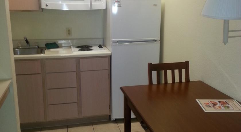 Intown Suites Extended Stay Houston Tx - Westchase Room photo